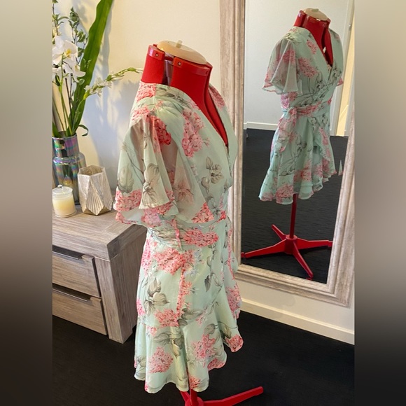 Size 12 - SAINTS + SECRETS Minty floral floaty mini dress - Picture 7 of 15